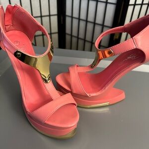 Coral platform heels